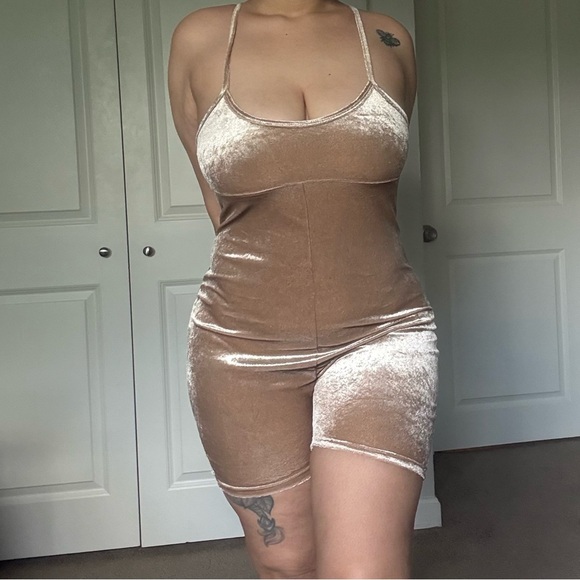 Elegant Champagne Velvet Women's Short Sleeveless Romper - Picture 2 of 10